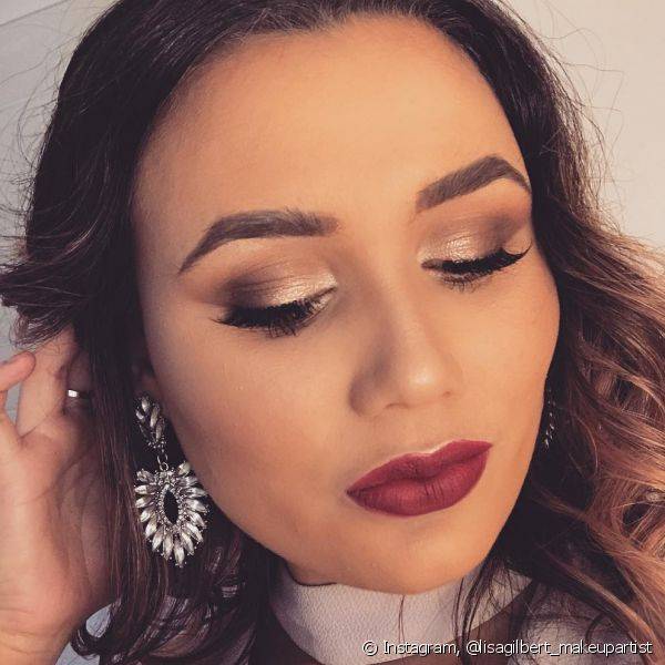 Berry lips com sombra dourada é uma boa opção para looks de festa (Foto: Instagram @lisagilbert_makeupartist)
